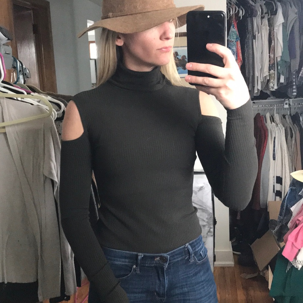 Open shoulder hunter green long sleeve super soft!